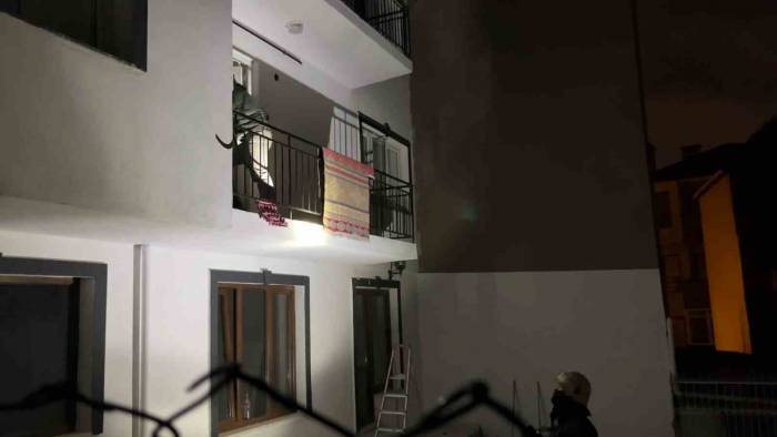 Uyuyakalan Karısını Balkondan Girerek Uyandırdı