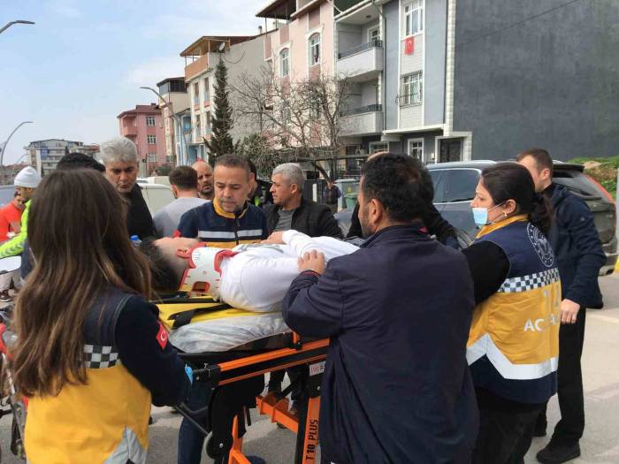 Hafif Ticari Araç İle Çarpışan Motosikletin Sürücüsü Yaralandı