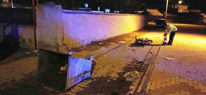 Motosiklet Çöp Konteynerine Çarptı: 2 Ağır Yaralı