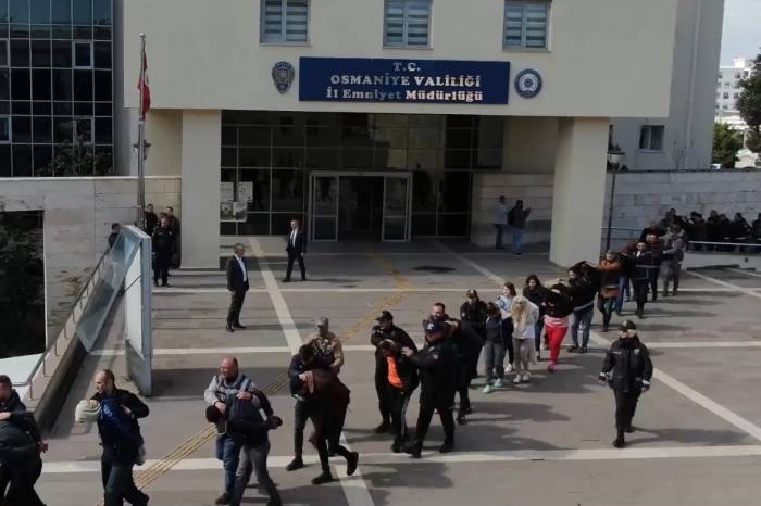 "Mahzen-3" Operasyonunda Yakalanan 52 Şüpheli Adliyeye Sevk Edildi