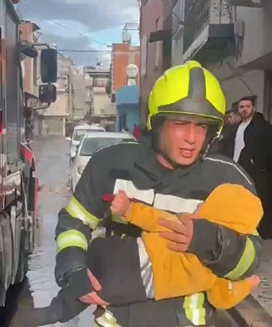 Ev Yangınında 3 Çocuk İtfaiye Ekiplerince Son Anda Kurtarıldı