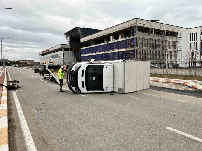 İki Nakliye Kamyonu Kavşakta Çarpıştı