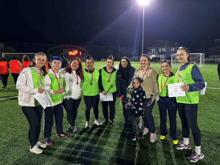 Muğlalı Kadınlar Günlerini Yeşil Sahalarda Kutladı