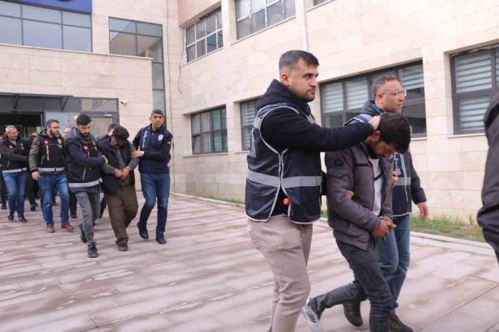 Sosyal Medya Üzerinden Sahte Altınlarla 1 Milyon 325 Bin Tl’lik Vurgun Yapan 19 Kişi Adliyeye Sevk Edildi