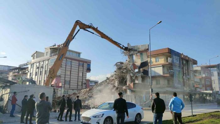 Antalya’da Yıkım Çalışmasını Film Gibi İzlediler