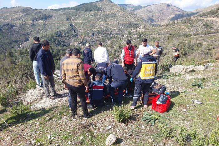 Kamyon Şarampole Yuvarlandı: 2 Yaralı