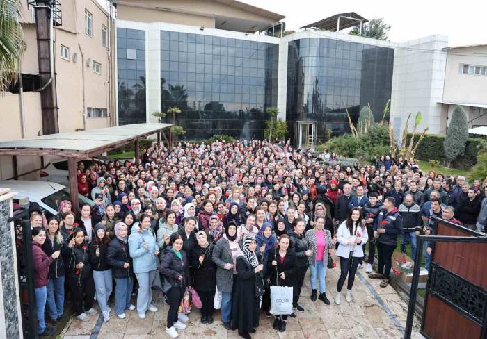 Kadın Çalışanlar, Kapıda Çiçeklerle Karşılandı