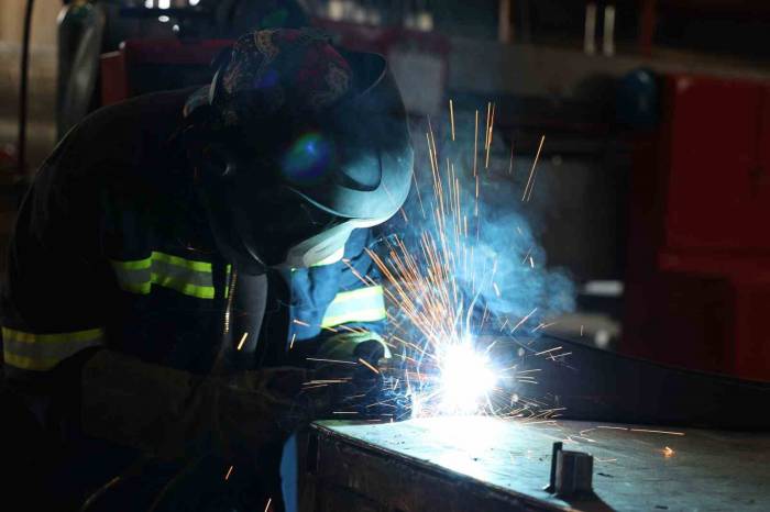 Aydın’da Kadınlar Nakış İşler Gibi Kaynak Yapıyor