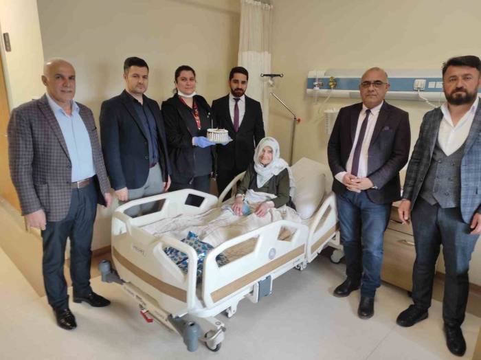 Hastanede Tedavi Gören 111 Yaşındaki Cemile Nine’ye Pastalı Kadınlar Günü Sürprizi