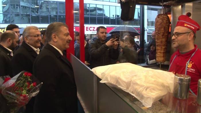 Beykoz’da Esnaf Ziyareti Yapan Bakan Fahrettin Koca Beykozlulara Hastane Müjdesini Verdi