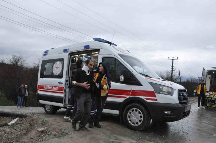 Kontrolden Çıkan Otomobil Şarampole Yuvarlandı: 2 Yaralı