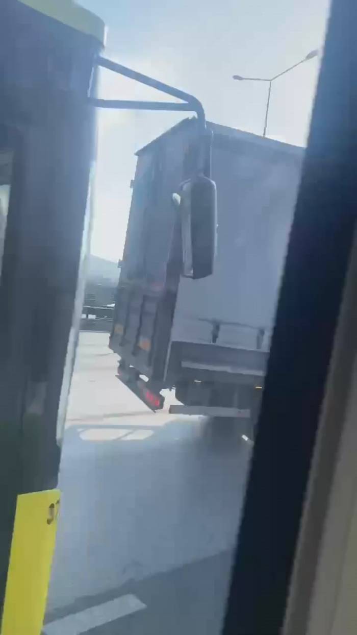 Bursa’da Sürücüsüyle Tartıştığı Otobüsü 7 Kilometre Takip Ederek Önüne Kırdı