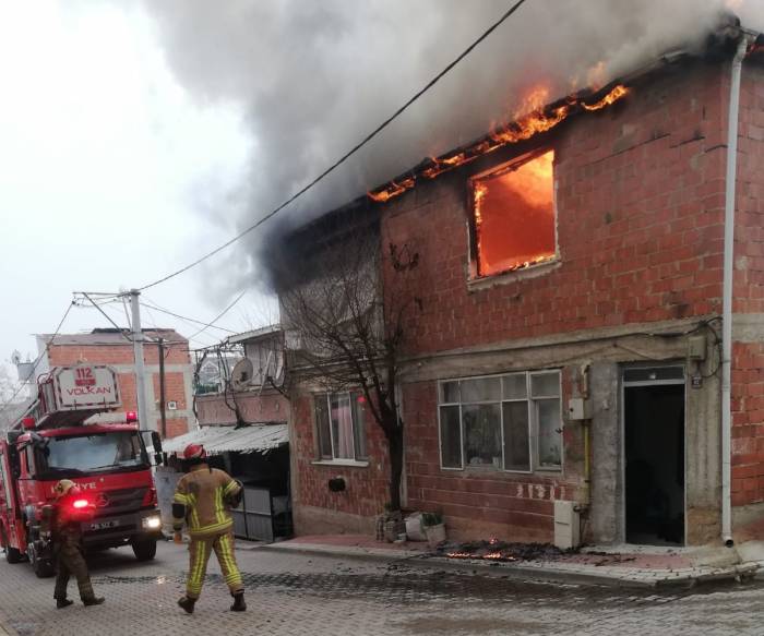 Bursa İnegöl’de 2 Katlı Bina Alev Alev Yandı