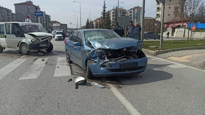 Otomobil Ve Minibüs Çarpıştı: 4 Yaralı