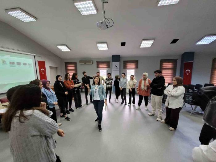 Çağrı Merkezi Hizmetleri Öğrencilerine İletişim Becerilerinde Eğitimi