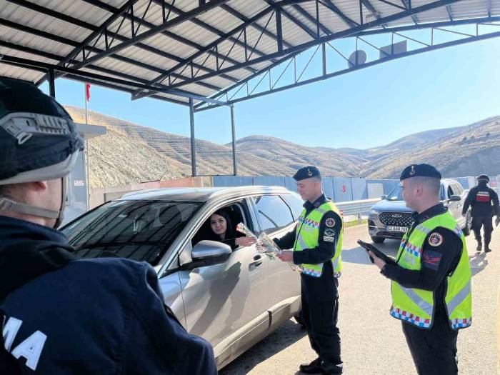 Jandarma Ekipleri Kadınları Unutmadı