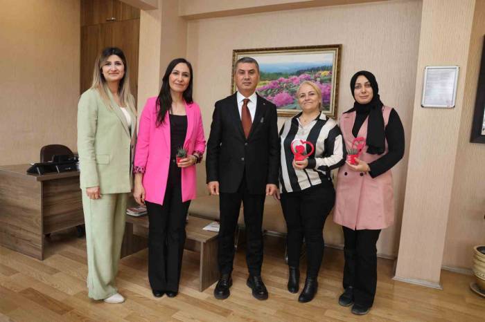 Başkan Şimşek, Kadınlar Günü’nü Çiçek Dağıtarak Kutladı