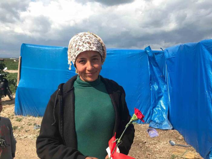 Adana Polisinden Tarlada Çalışan Kadınlara Karanfilli Kutlama