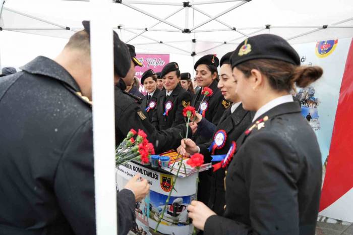 8 Mart Dünya Kadınlar Günü’nde Kadın Astsubaylardan Boğaz’da Nefes Kesen Gösteri