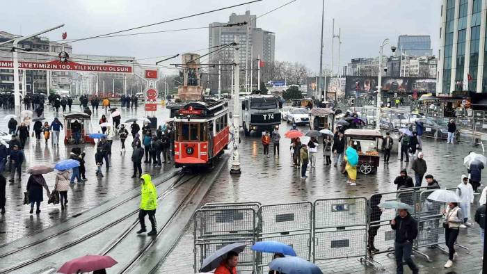 İstanbul Valiliği Kararıyla Taksim Ve Şişhane Metro İstasyonu Kapatıldı