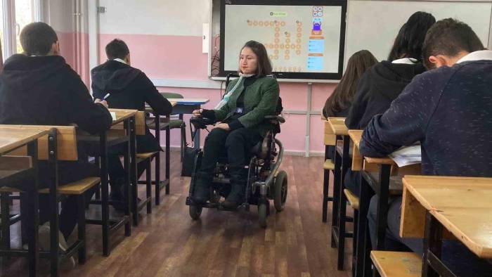 Öğretme Aşkıyla Tüm Engelleri Aşan Kas Hastası Gamze Öğretmen Gençlere İlham Kaynağı Oluyor