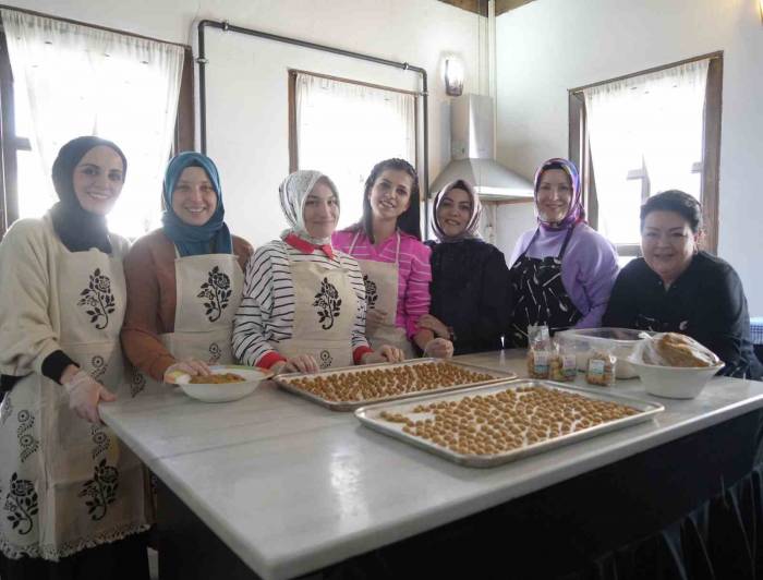 Kooperatif Çatısı Altında Bir Araya Gelen Ev Kadınları Adeta Fabrika Gibi Üretim Yapıyor