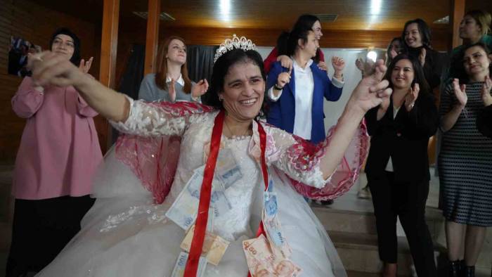 Zihinsel Engelli Depremzede Meltem’in ’gelinlik Giyme’ Hayali Gerçek Oldu