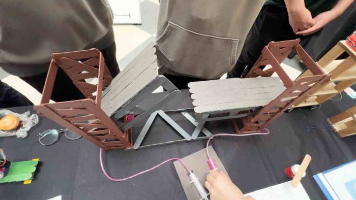 Liseliler Yük Gemileri İçin Hidrolik Sistemli Köprü Tasarladı