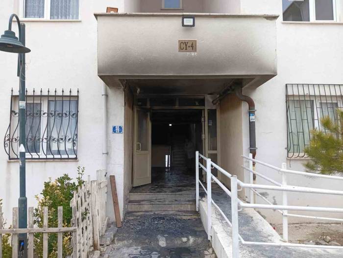 Kundaklanan Apartmandan Sızan Dumanlar İki Kişiyi Hastanelik Etti