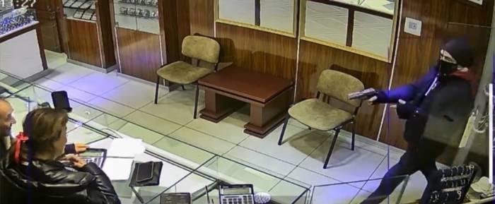 Kuyumcu Soymak İsteyen Acemi Hırsız Silahı Görünce Böyle Kaçtı