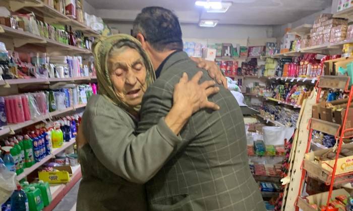 Muhtar’dan 97’lik Fadime Nine’ye Kadınlar Günü Kutlaması