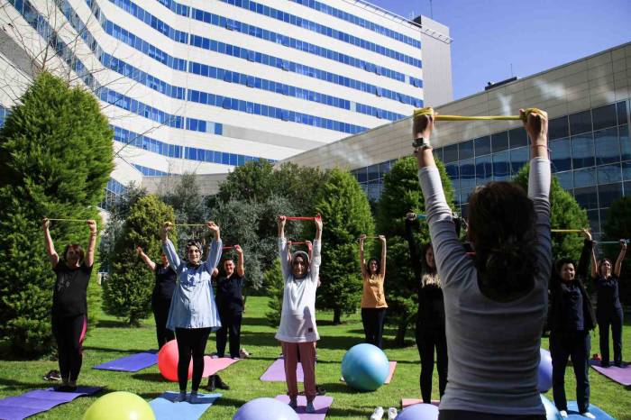 Gebe Kadınlar Hastane Bahçesinde Pilates Yaptı