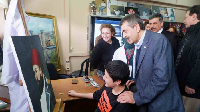 Bakan Tekin, Gençlerle Türkü Söyledi, Bayrak Törenine Katıldı