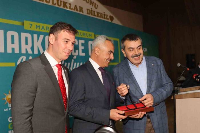 Bakan Tekin’e Oltu Taşı Tesbih Hediye Ettiler