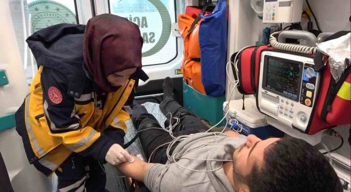 Kadın Paramedikler, Zorlu Yollarda Özveriyle Hayat Kurtarıyor