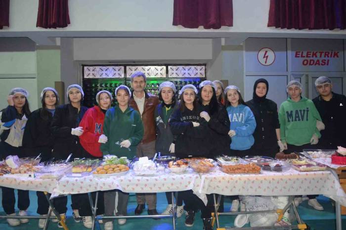 Öğrenciler, Gazze İçin 100 Bin Lira Yardım Topladı