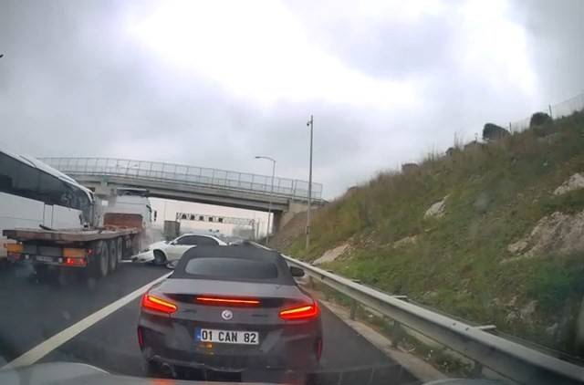 Tem’de Plastik Kasa Faciaya Yol Açıyordu: Tırın Altında Kalmaktan Son Anda Kurtuldu