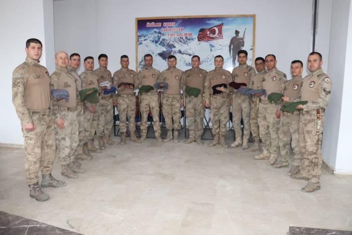 Tamam Teyze’den Jandarmaya Yün Atkı Jesti