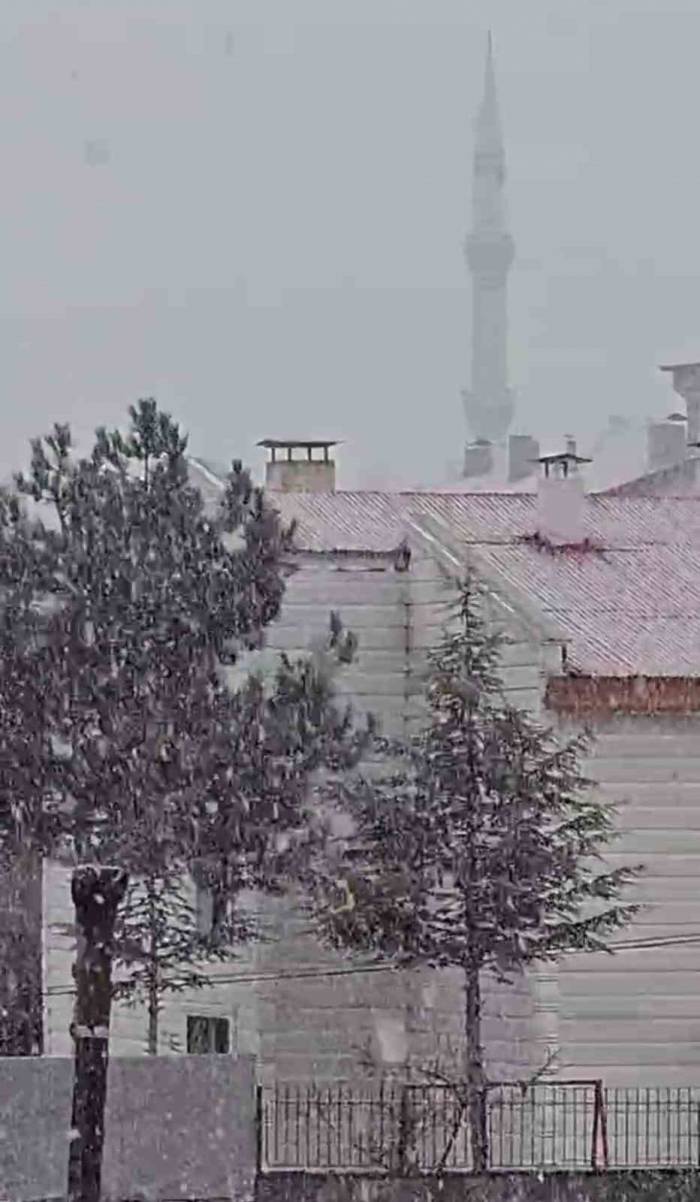Tufanbeyli’ye Mart Ayında Lapa Lapa Kar Yağdı