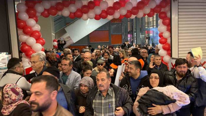 Ankara’da Mağaza Açılışında İndirim İzdihamı