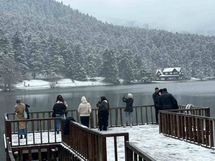 Mart Kapıdan Baktırdı: Bolu’nun Doğa Harikası Beyaz Örtüyle Kaplandı