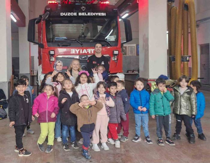 Minik Öğrenciler İtfaiyeyi Gezdi
