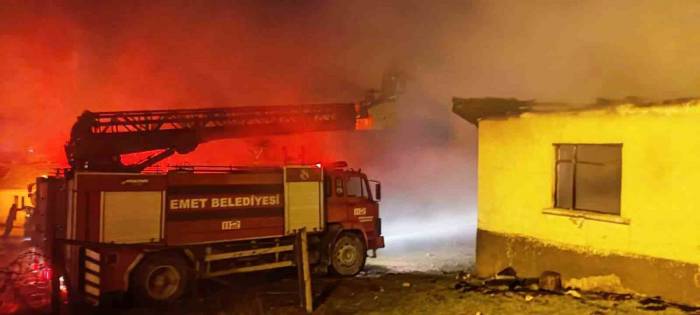 Emet’te Tek Katlı Ev Alevlere Teslim Oldu