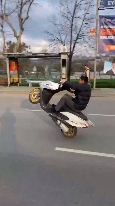 Eyüpsultan’da Motosikletli Sürücünün Tek Tekerli Tehlikeli Yolculuğu Kamerada