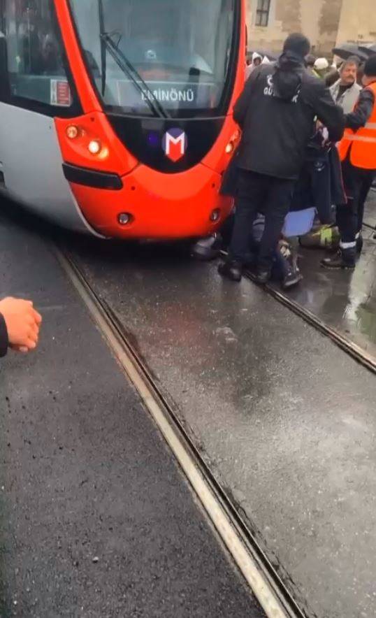 Fatih’te Tramvay Altında Kalan Motosiklet Sürücüsü Hayatını Kaybetti
