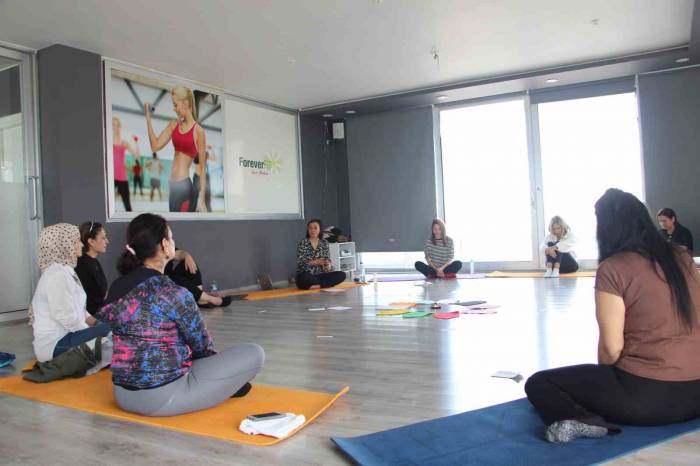 28 Yıl Boyunca İsviçre’de Yaşayan Gurbetçi, Depremzedeleri Hayata Tutundurmak İçin Türkiye’ye Döndü