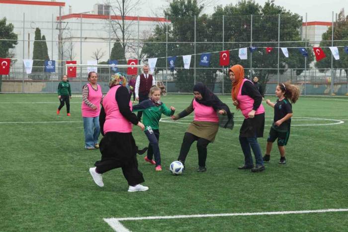Anneler Ve Kızları Futbol Maçında Karşı Karşıya