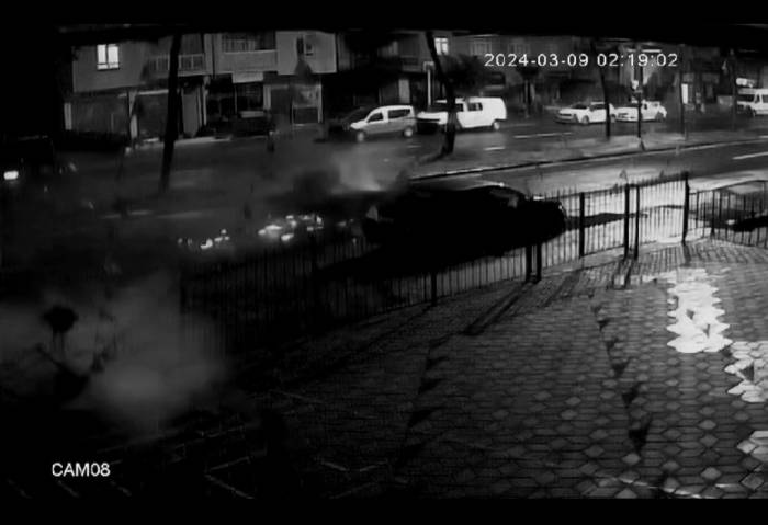 Kontrolünü Kaybettiği Aracıyla Ağaca Çarpıp Ağır Yaralanan Sürücü Kamerada