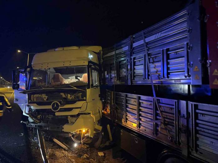 Tır Bariyerlere Çarptı: 1 Yaralı