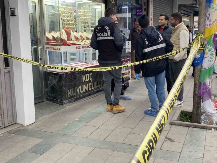 Küçükçekmece’de Silahlı Kuyumcu Soygunu Kamerada